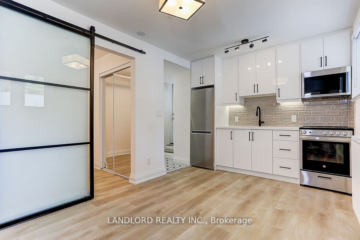 2520 Bloor St W - 23