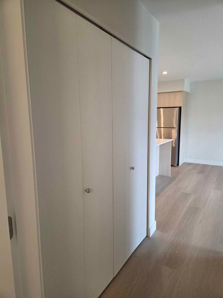 Bright Top-Floor 1-Bed Walkup - Pet-Friendly with Balcony - Photo 11