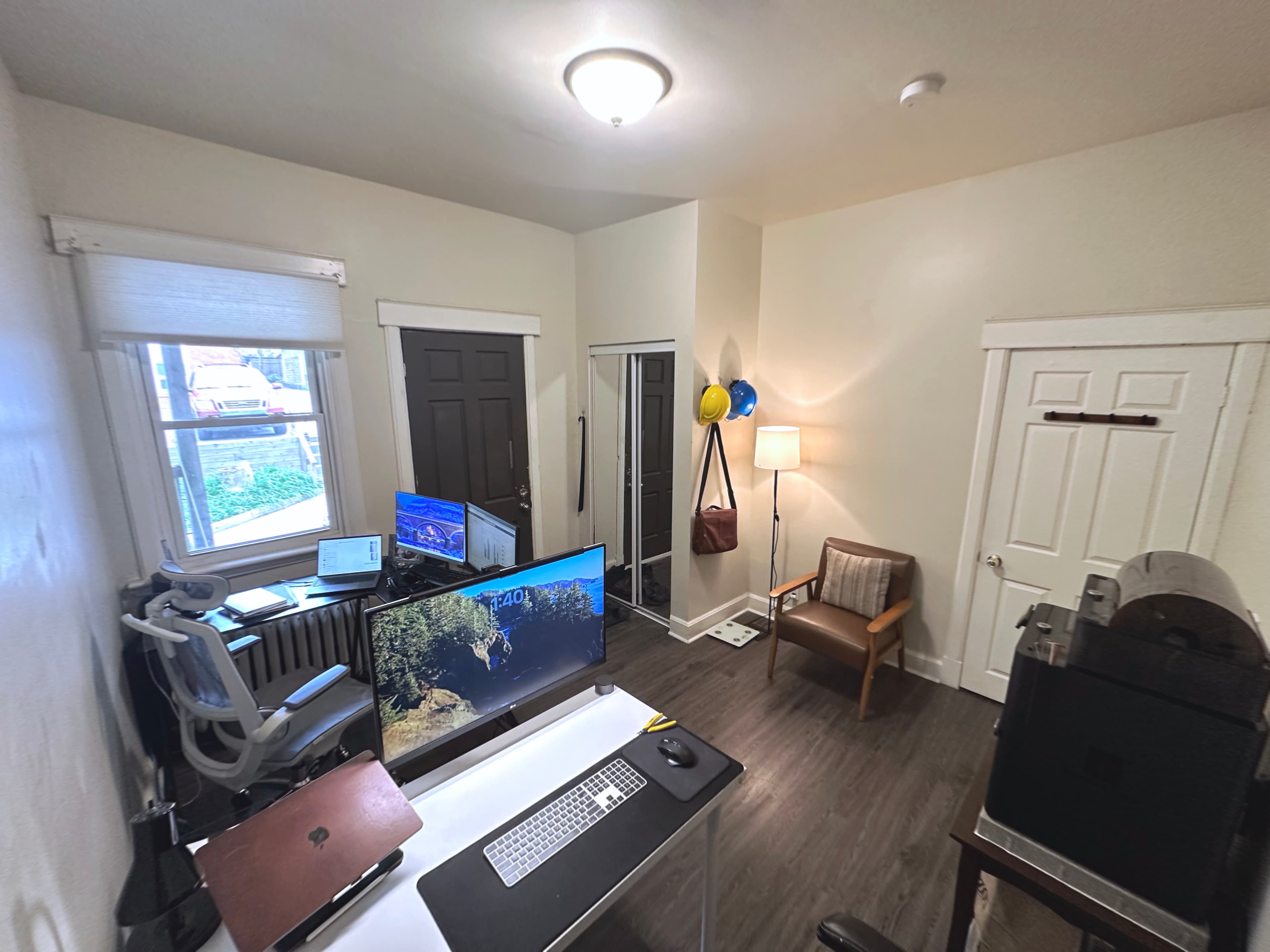 Large high ceiling 2 Bedroom -241 Queen St S - Photo 9