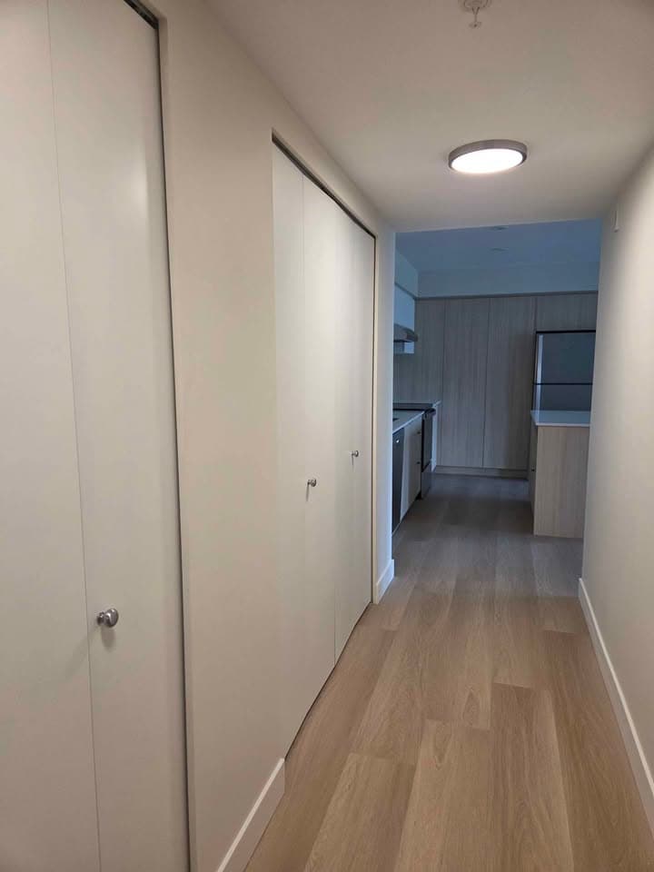 Bright Top-Floor 1-Bed Walkup - Pet-Friendly with Balcony - Photo 3
