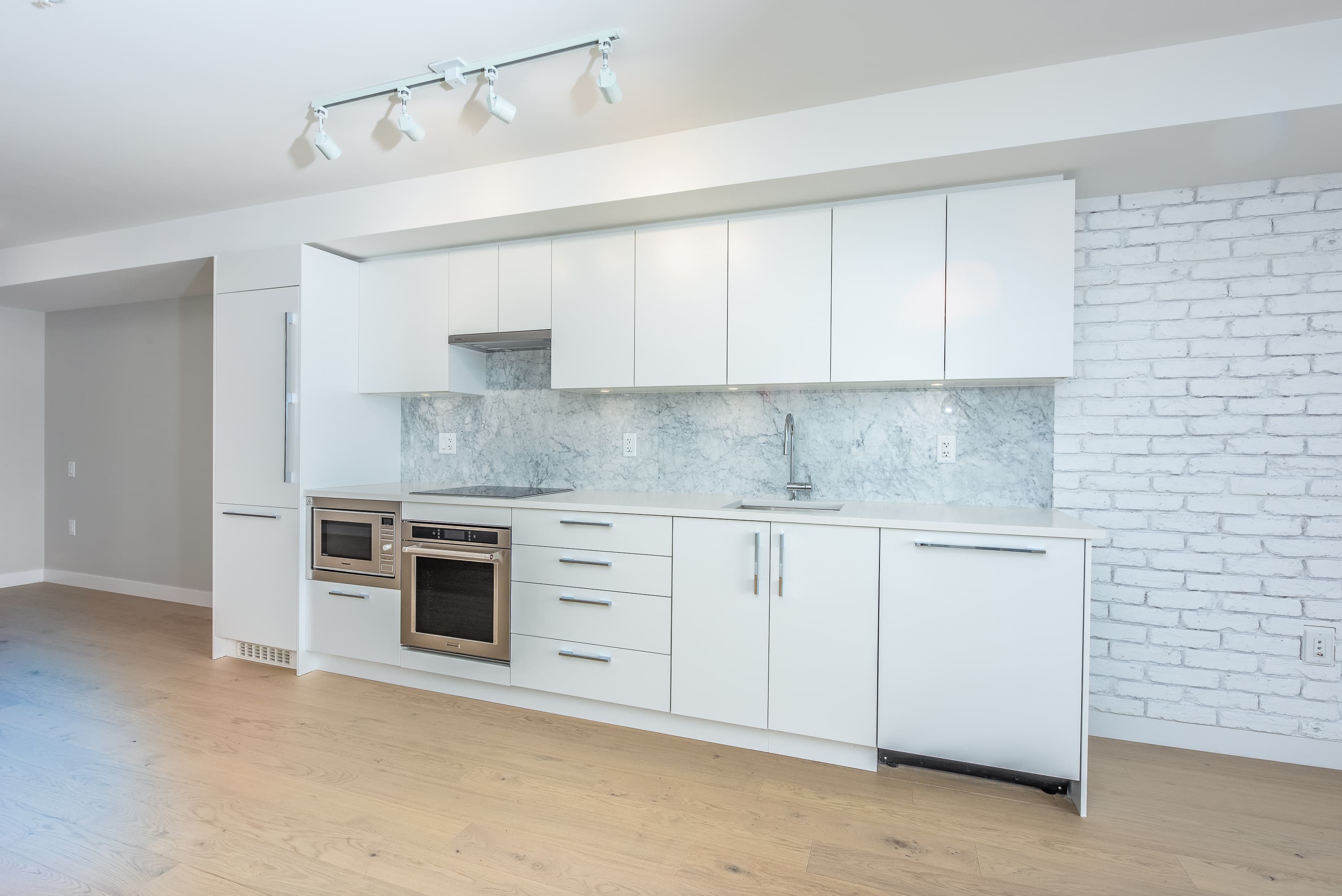 205-2508 Fraser - Photo 8