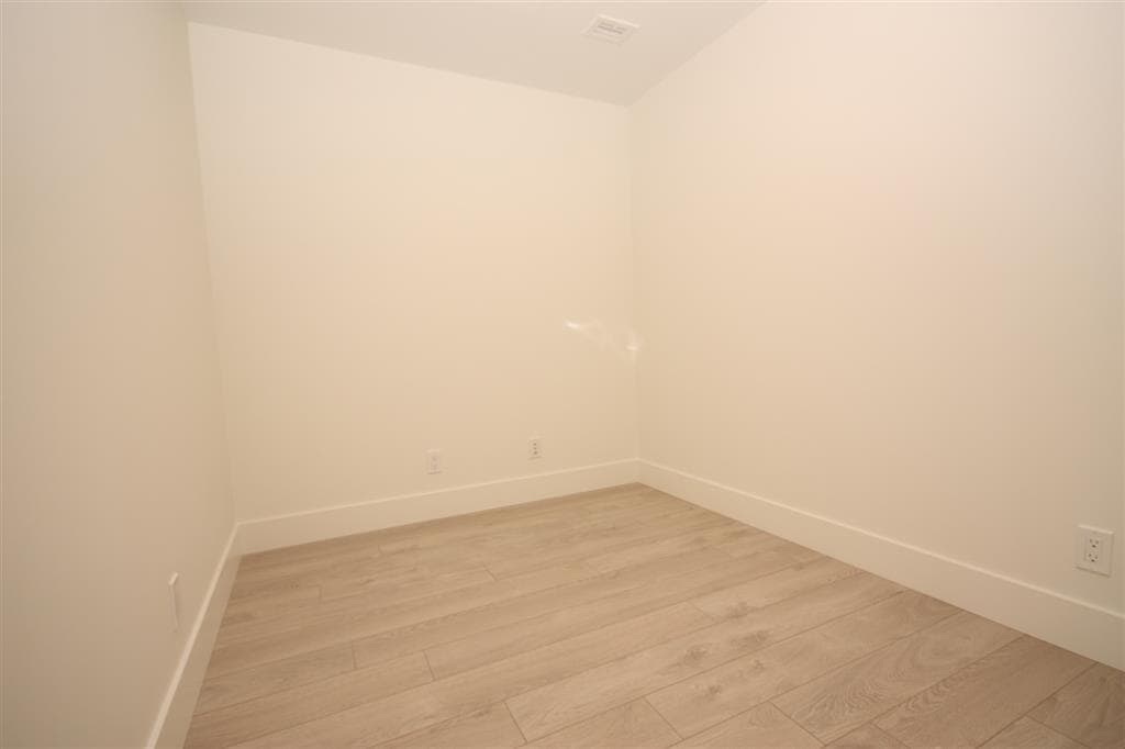 Gorgeous 1 Bedroom and Den in North Vancouver - Photo 3