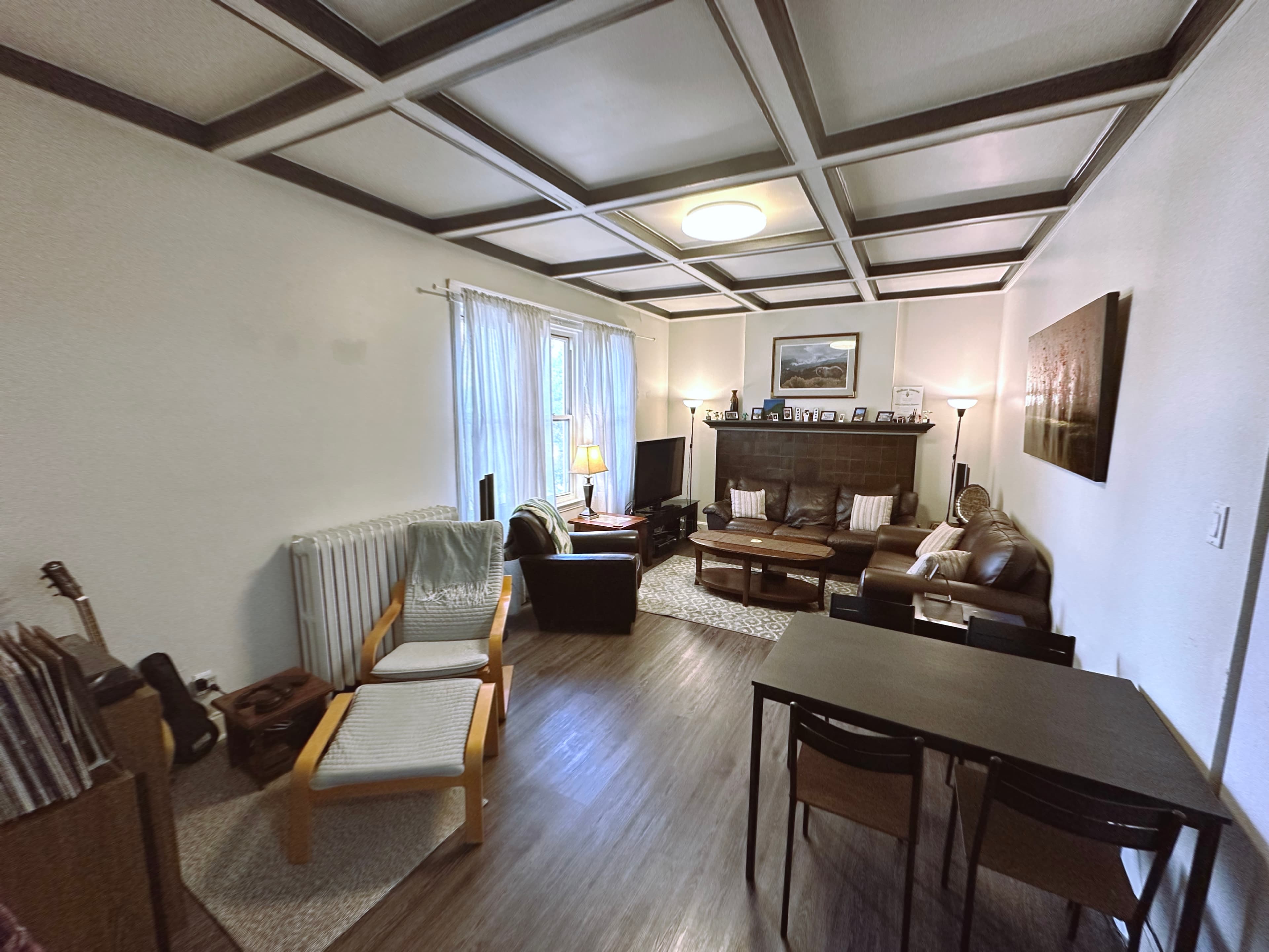Large high ceiling 2 Bedroom -241 Queen St S