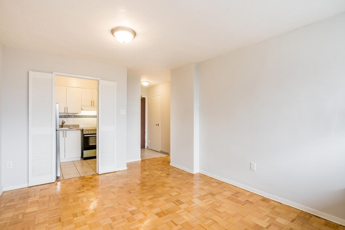 Eastmount Apartments — apartment/condo - Photo 11