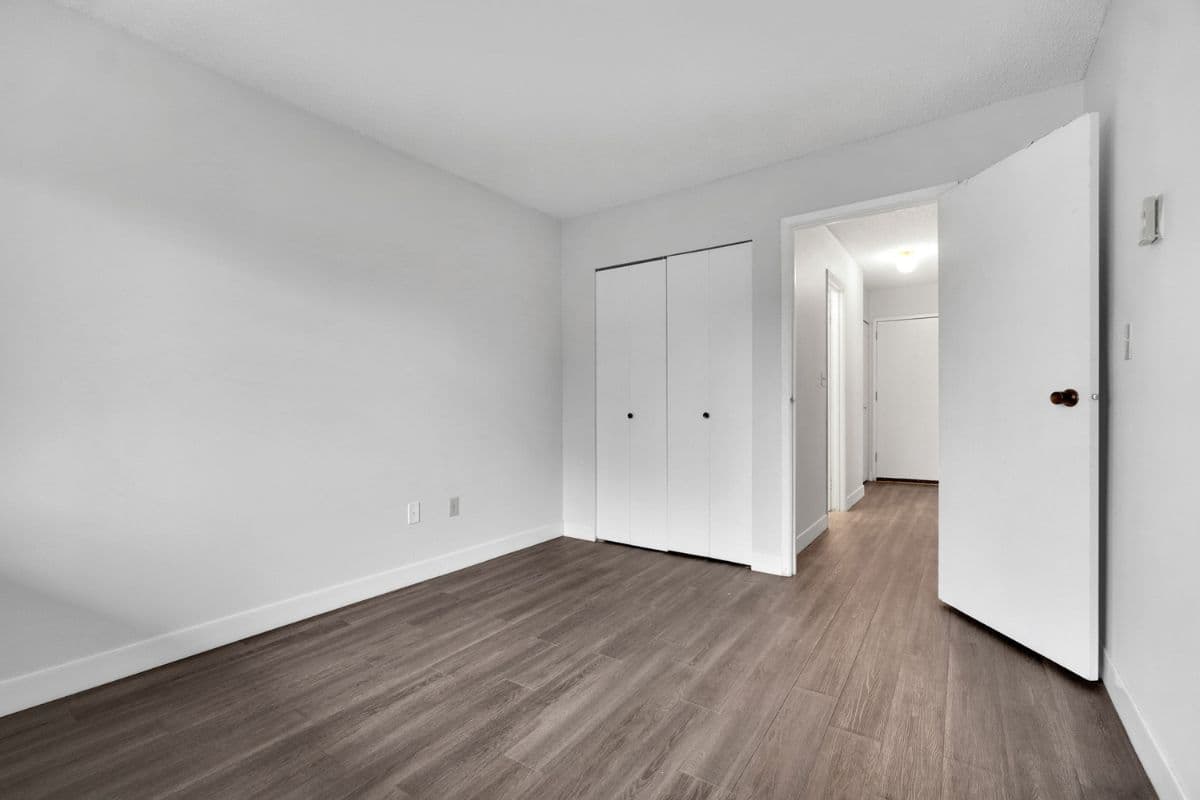 Dolphin Square Apartments — apartment/condo - Photo 4