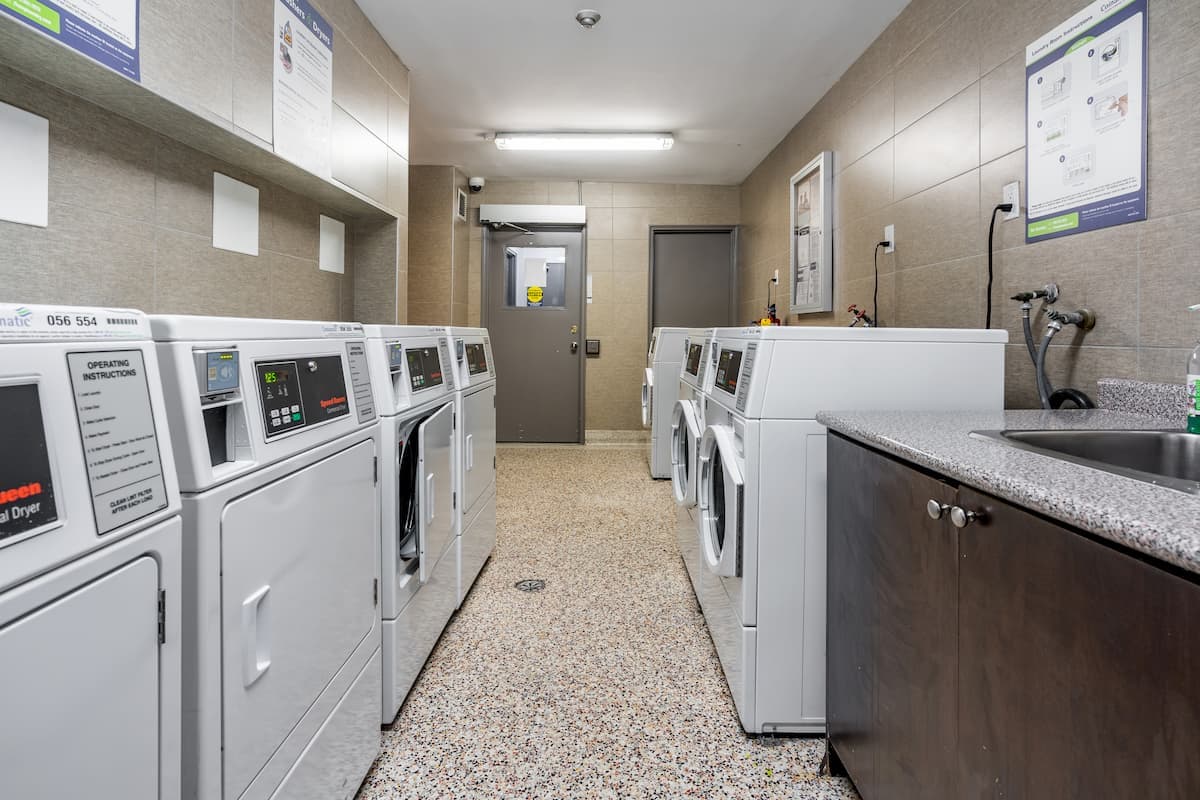 Sheldon Towers — apartment/condo - Photo 4