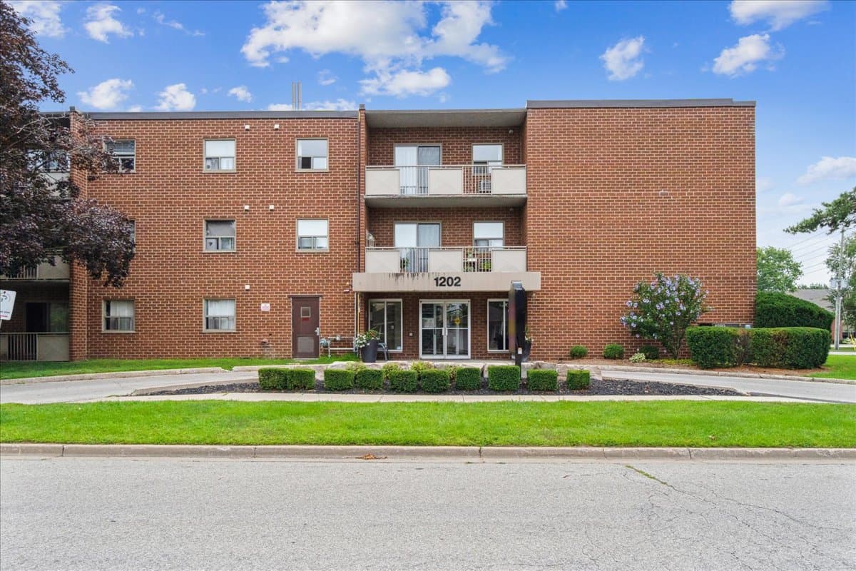 Pontiac Court Lowrise — apartment/condo - Photo 3