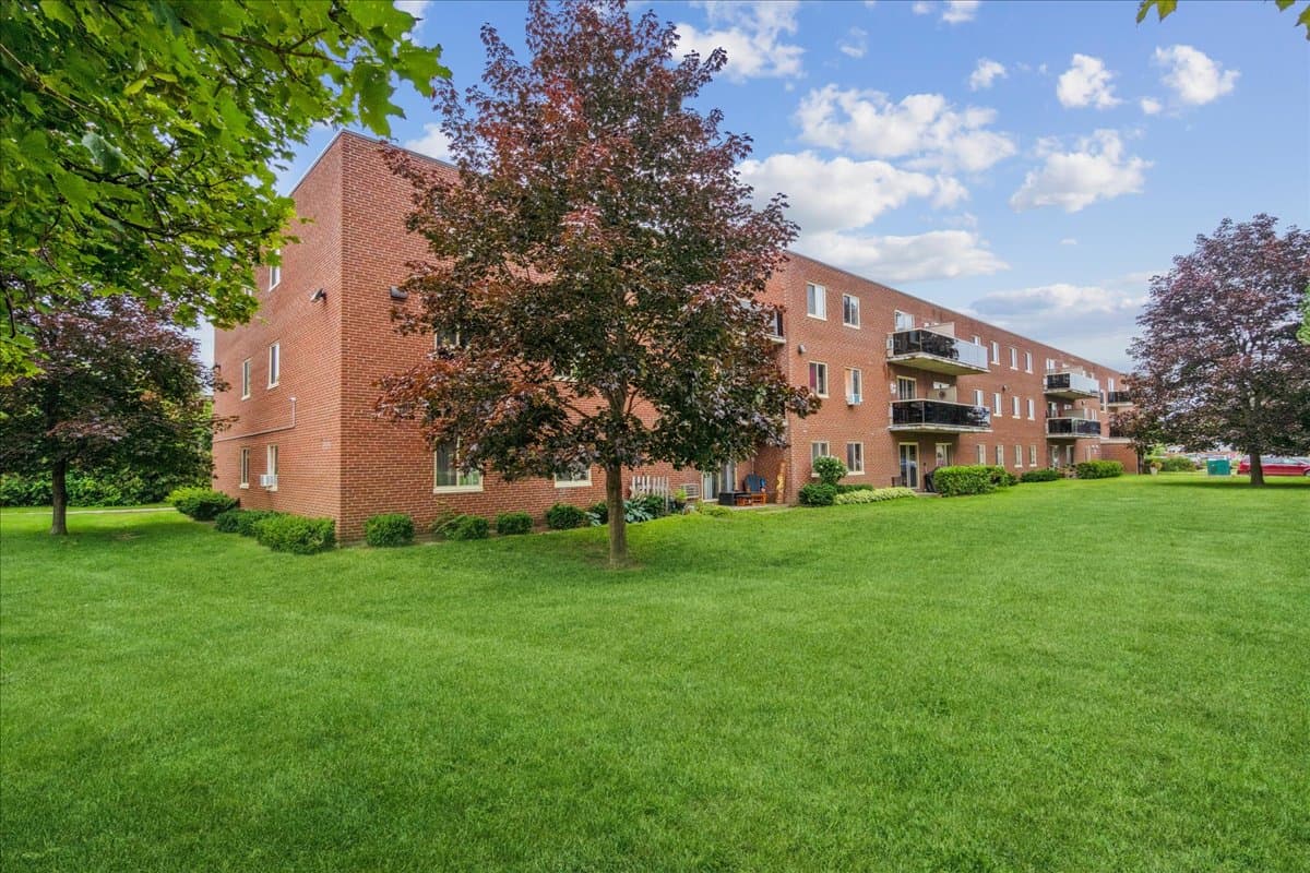Canterbury Court — apartment/condo - Photo 15