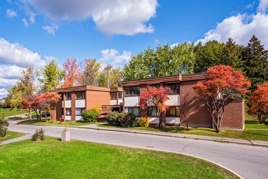 Silver Springs Park 2 — 3 Bedroom Townhouse + Den - Photo 3