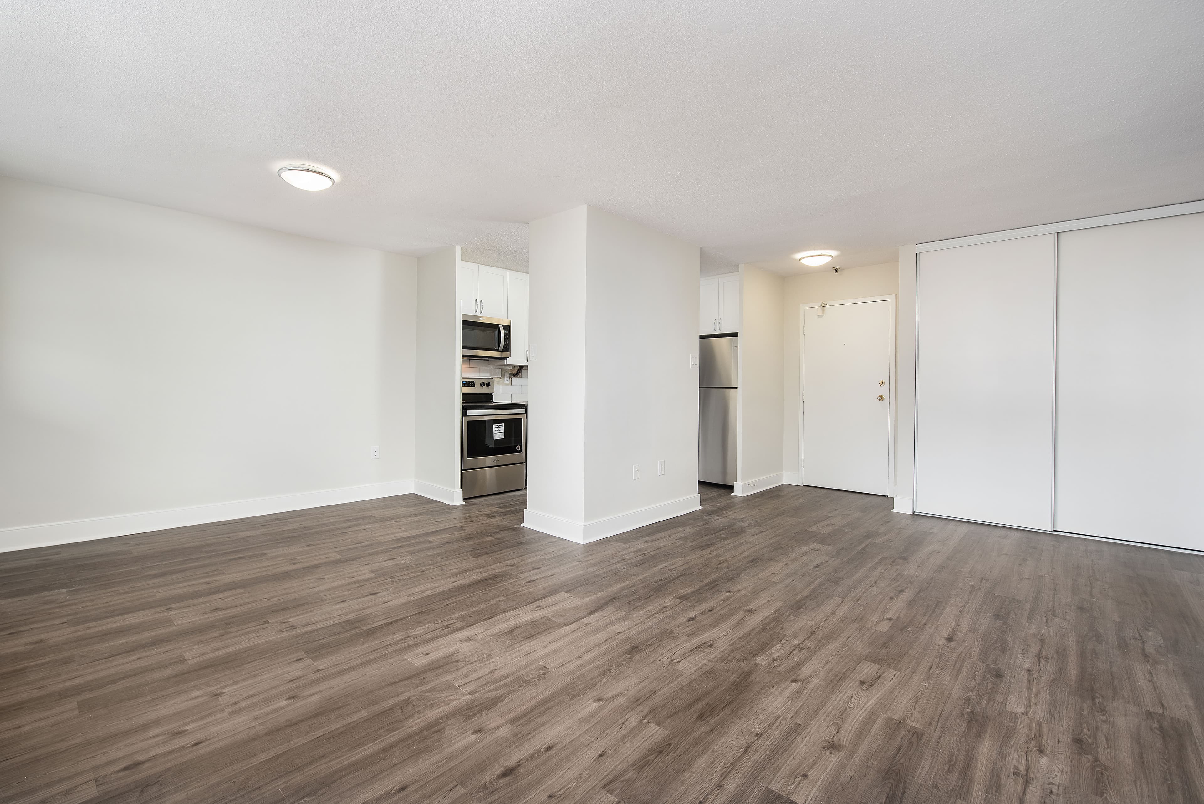Riverside Tower — Studio (Bachelor) - Photo 17