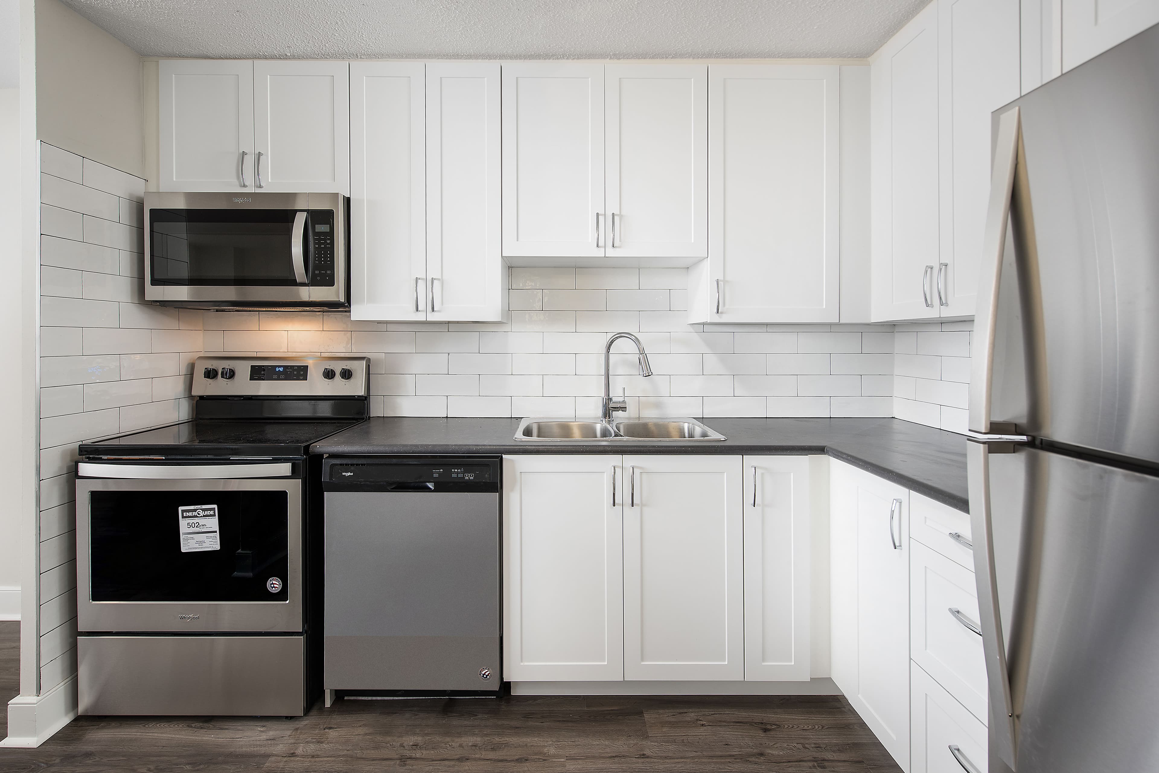 Riverside Tower — Studio (Bachelor) - Photo 16
