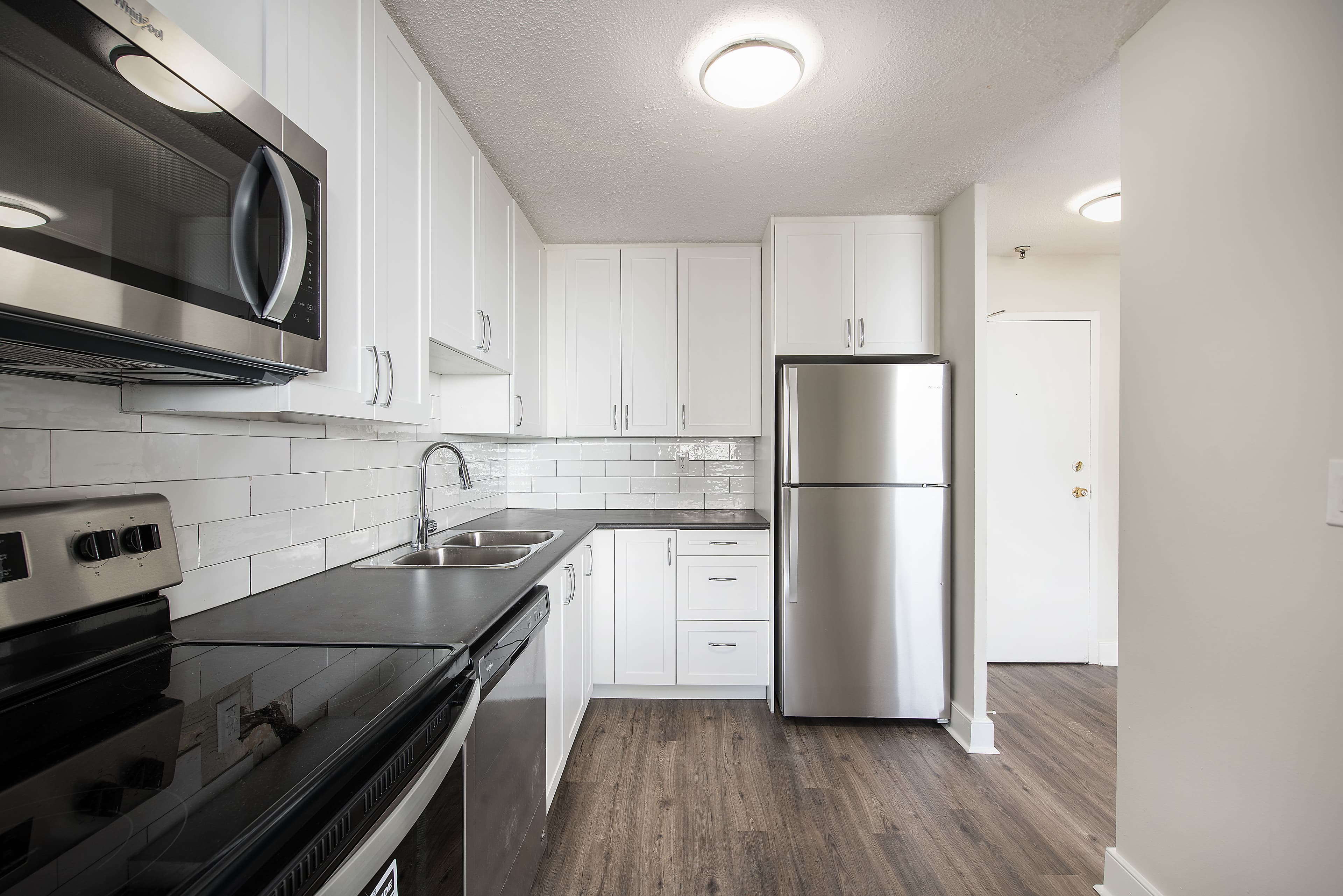 Riverside Tower — Studio (Bachelor) - Photo 15