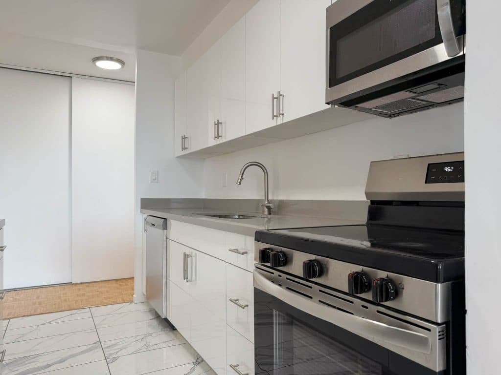 Yorkwoodsgate Apartments — 3 Bedroom - Photo 2