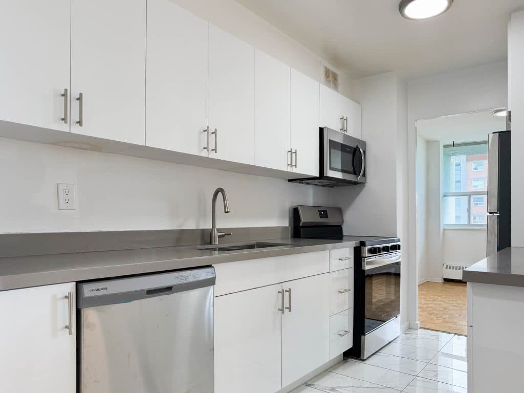Yorkwoodsgate Apartments — 3 Bedroom - Photo 3