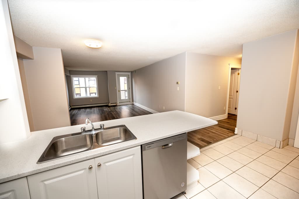 Barrington Terrace — 3 Bedrooms with walkout patio - Photo 6