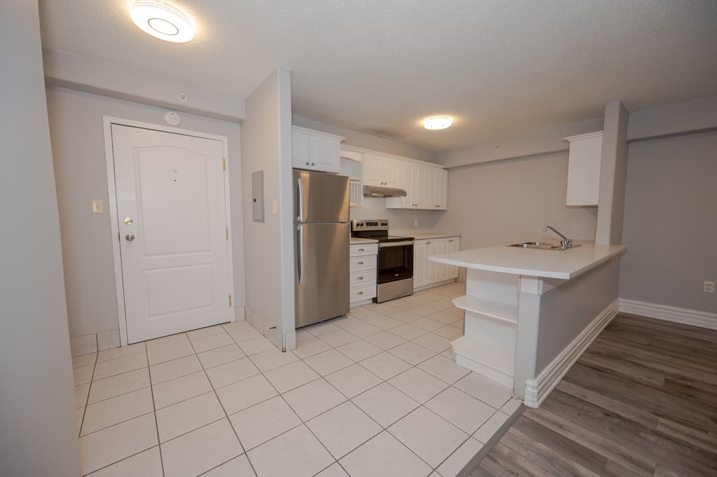 Barrington Terrace — 3 Bedrooms with walkout patio - Photo 5