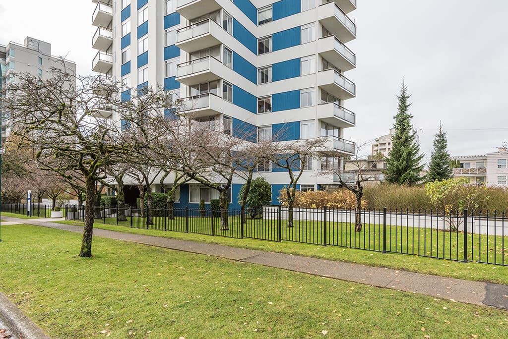 Park Towers — Bachelor - Photo 13