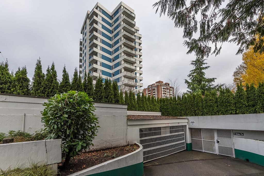 Park Towers — Bachelor - Photo 12