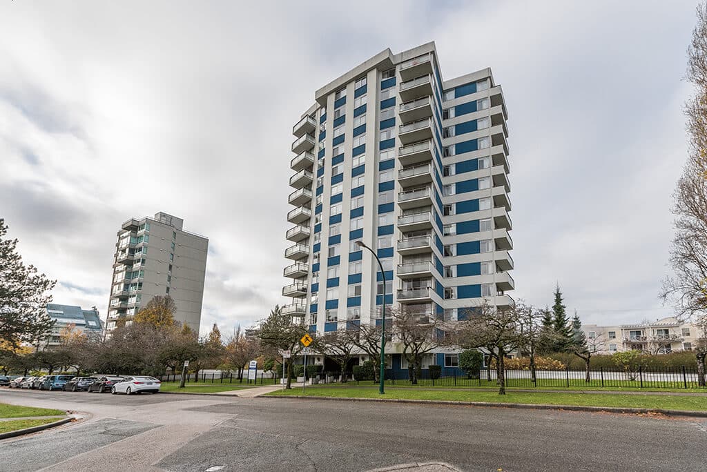 Park Towers — Bachelor - Photo 11