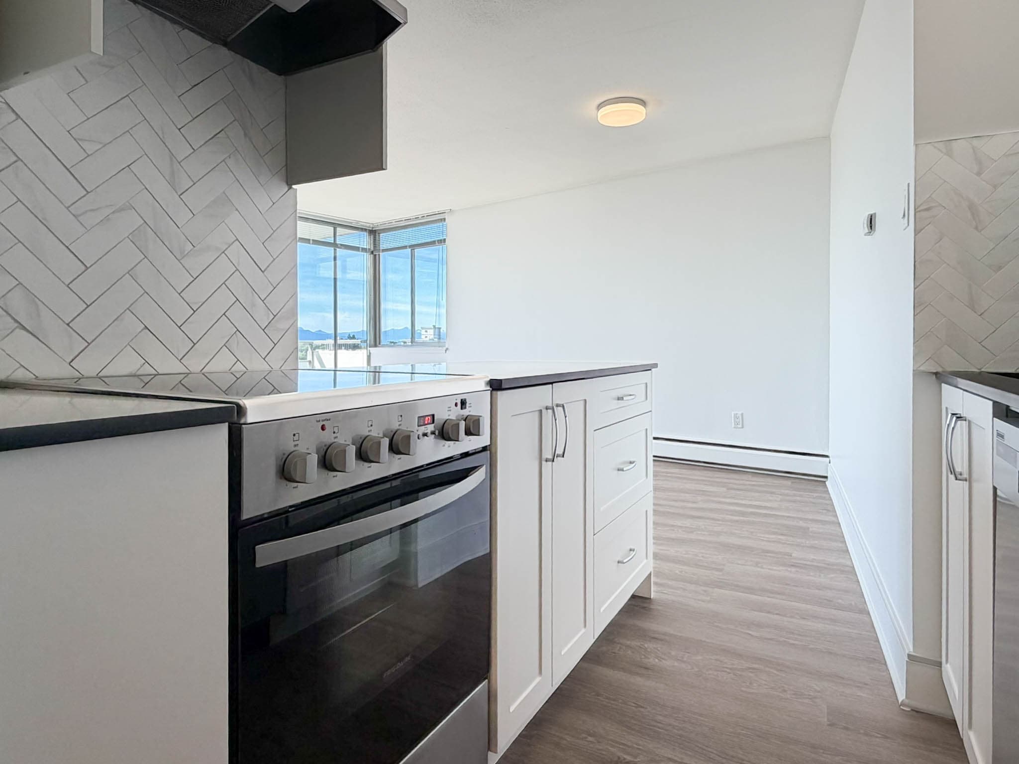 Park Towers — Bachelor - Photo 16