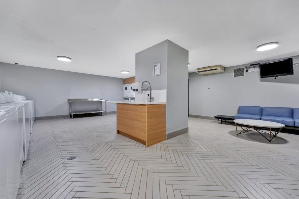 Barclay Towers — Bachelor - Photo 13