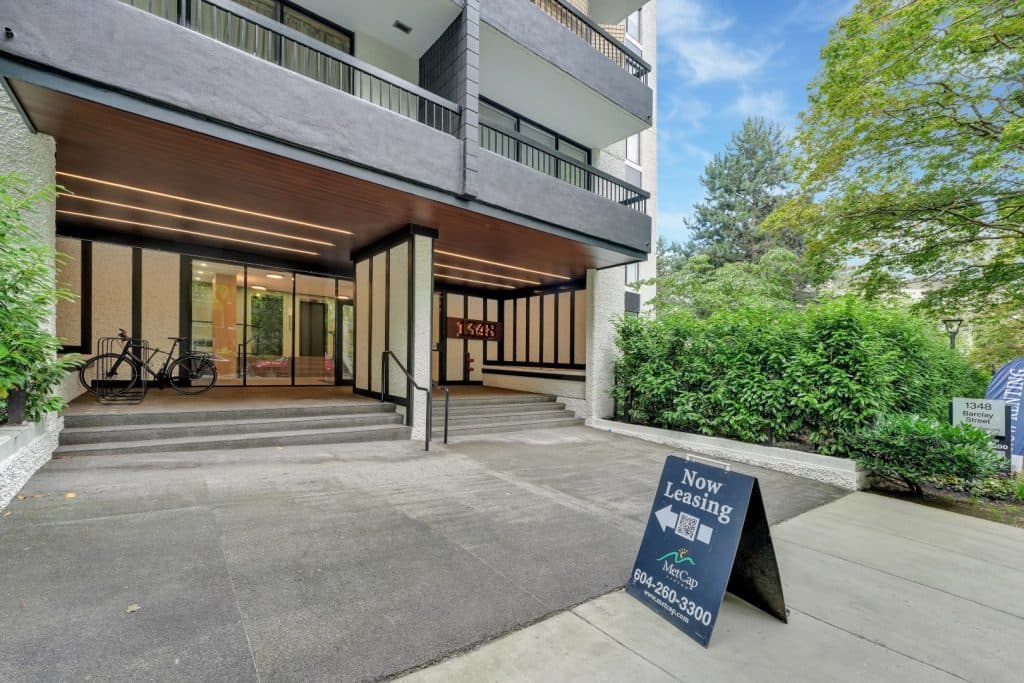 Barclay Towers — Bachelor - Photo 2