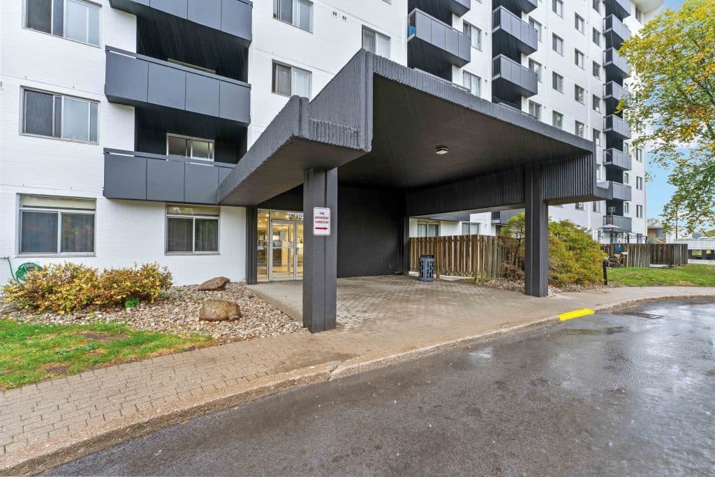 Emerald Towers — 1 Bedroom - Photo 9