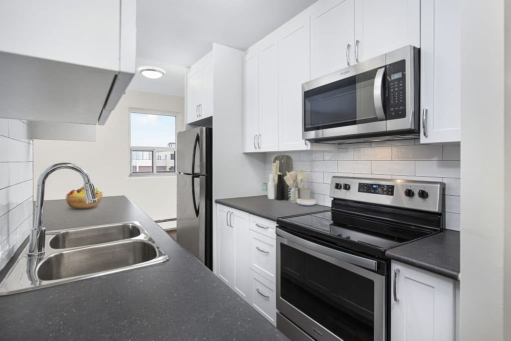 Emerald Towers — 1 Bedroom - Photo 2