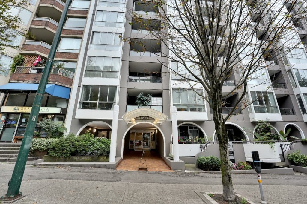 Pacific Terrace Apartments — Downtown Vancouver Bachelor - Photo 2