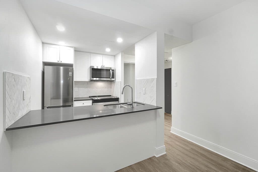 Pacific Terrace Apartments — Downtown Vancouver Bachelor - Photo 14