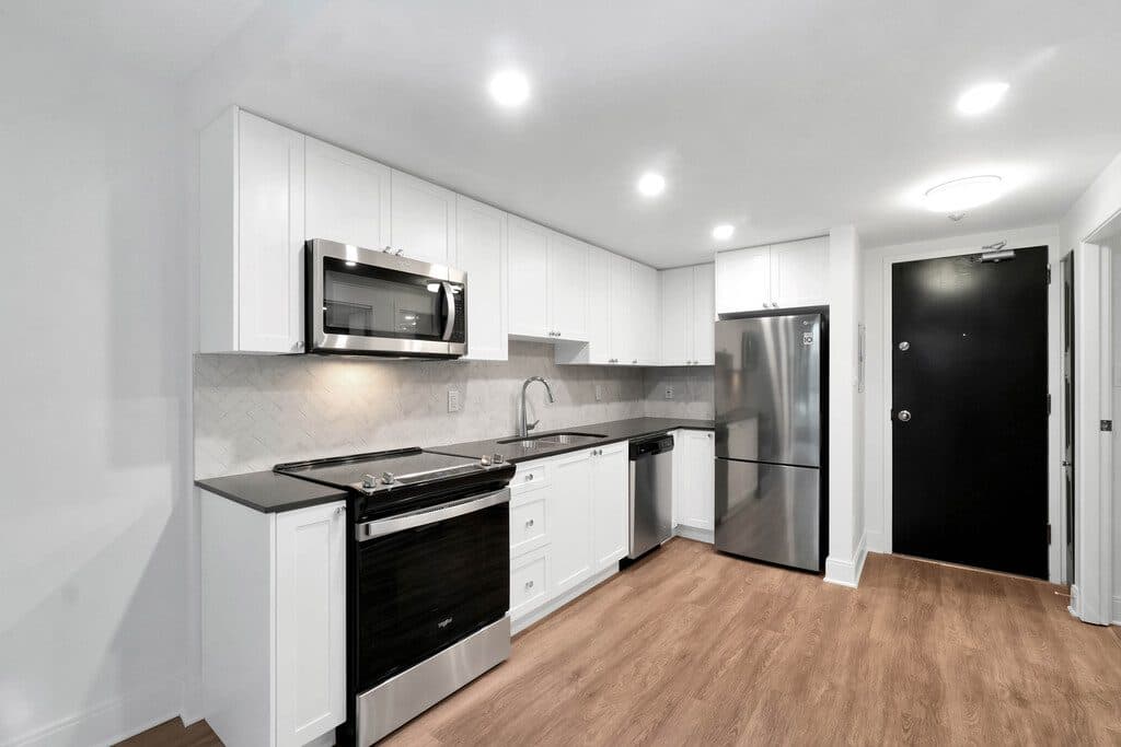 Pacific Terrace Apartments — Downtown Vancouver Bachelor