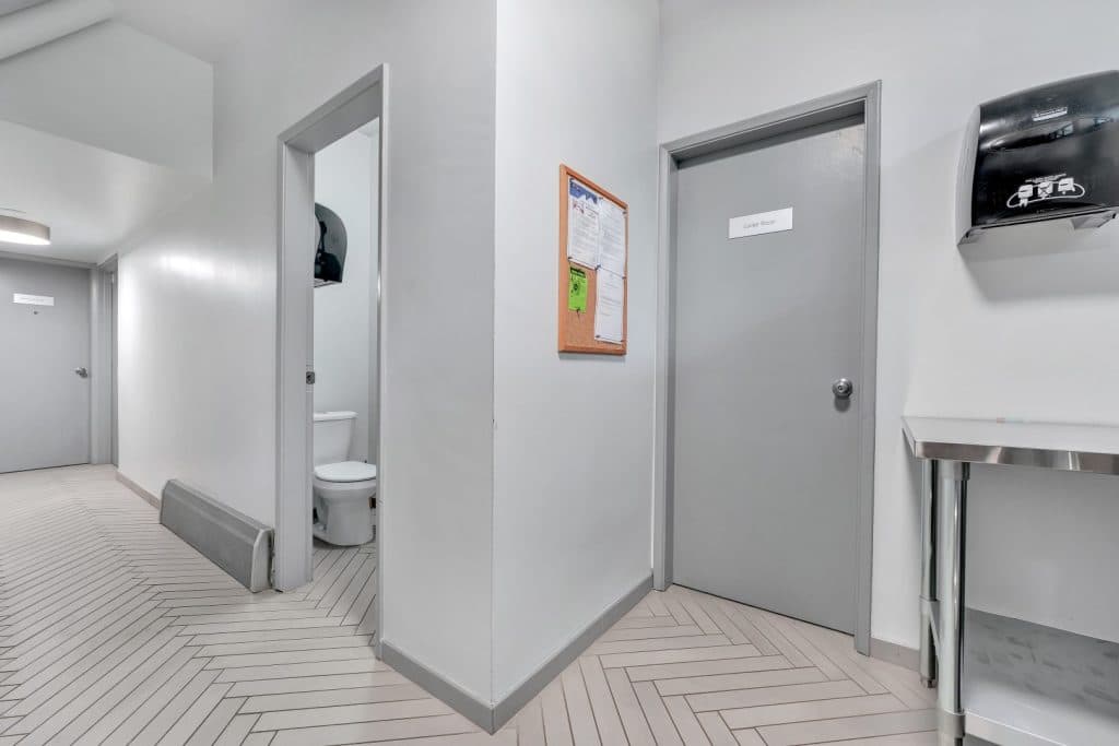 Sundowner Apartments — 1 Bedroom - Photo 18