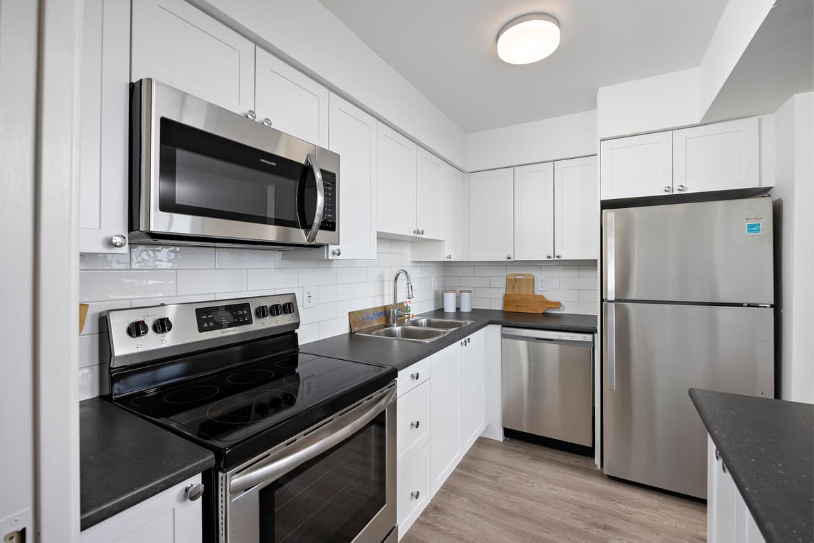 Emerald Towers — 1 Bedroom - Photo 13