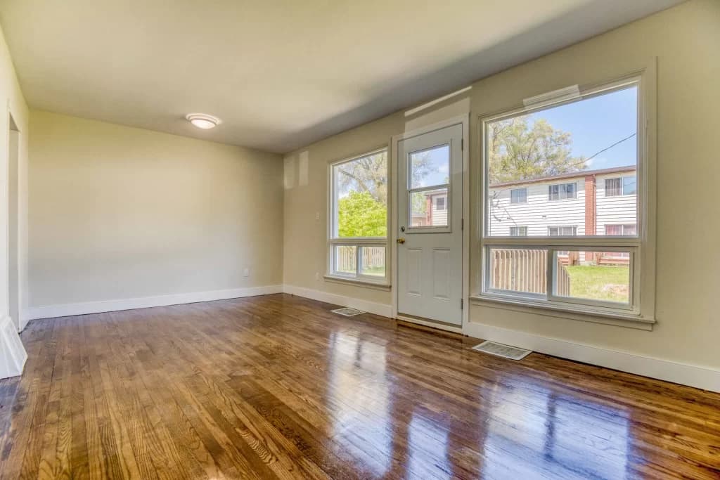 321-347 Yonge Street Apartments — 3 Bedrooms - Photo 3