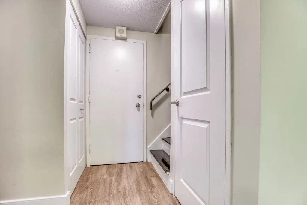 Laurentian — 3 Bedrooms - Photo 9