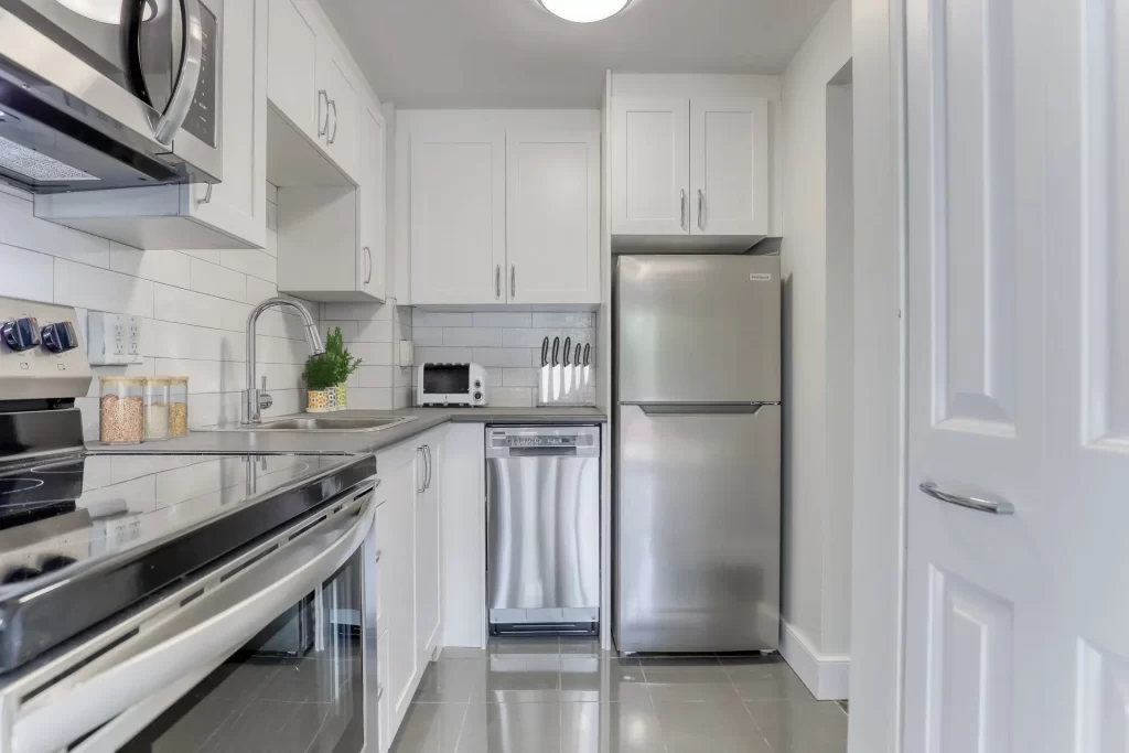 Laurentian — 3 Bedrooms - Photo 2