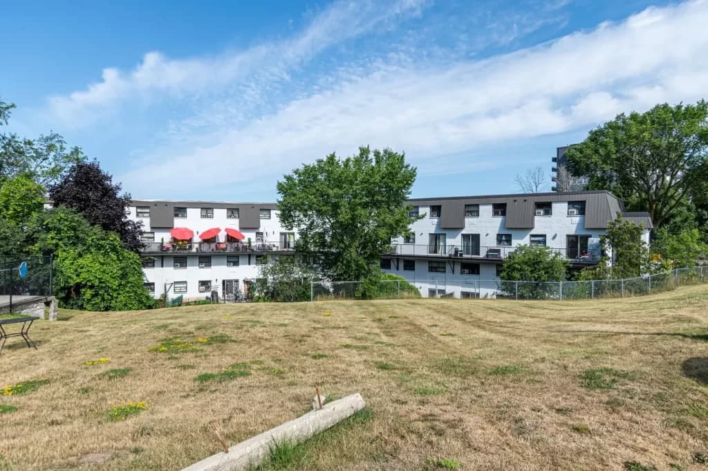 Laurentian — 3 Bedrooms - Photo 15