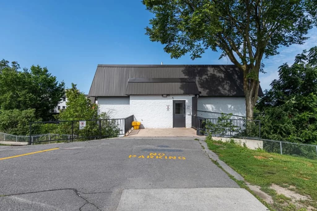 Laurentian — 3 Bedrooms - Photo 17