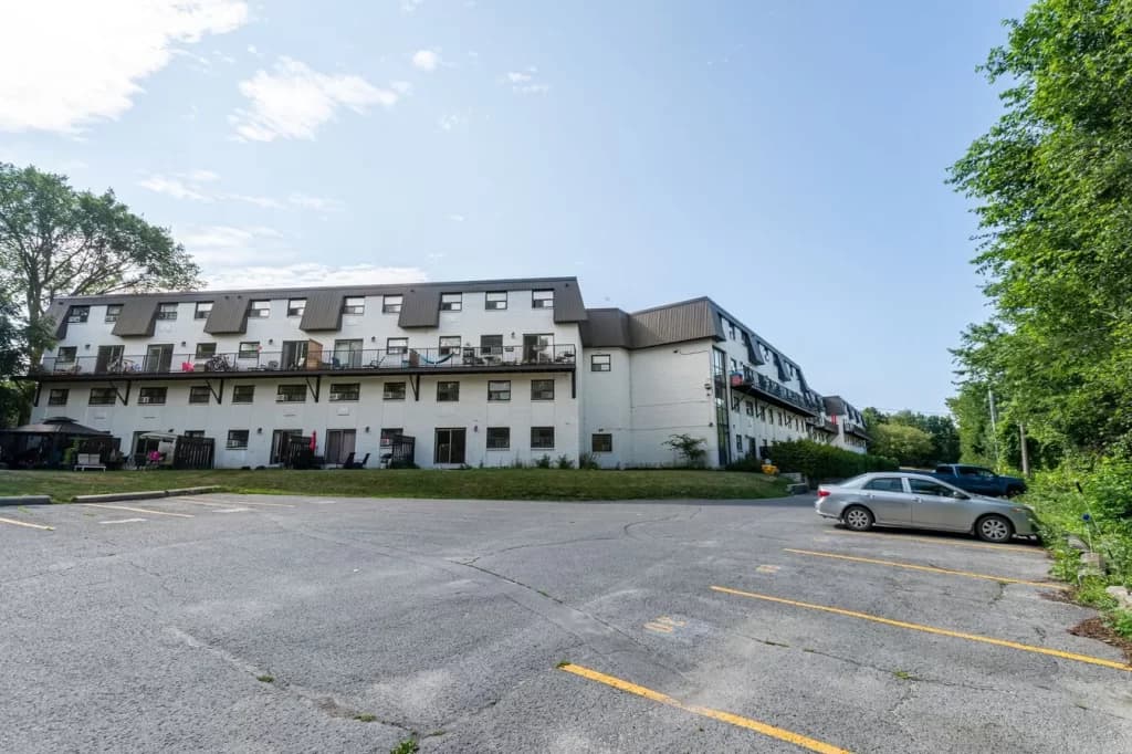 Laurentian — 3 Bedrooms - Photo 16