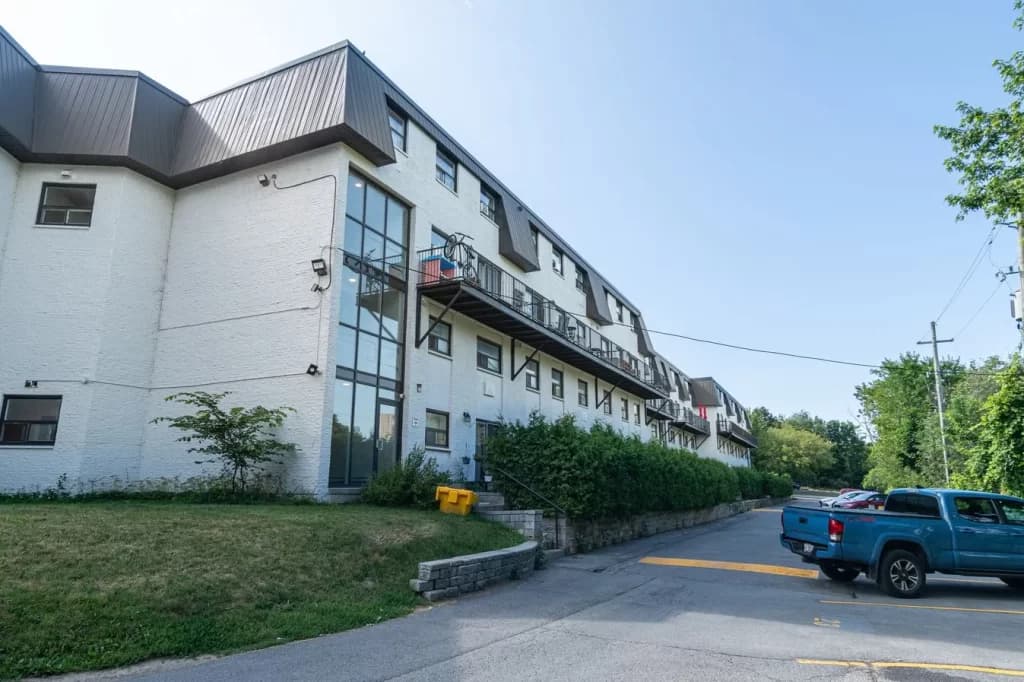 Laurentian — 3 Bedrooms - Photo 13