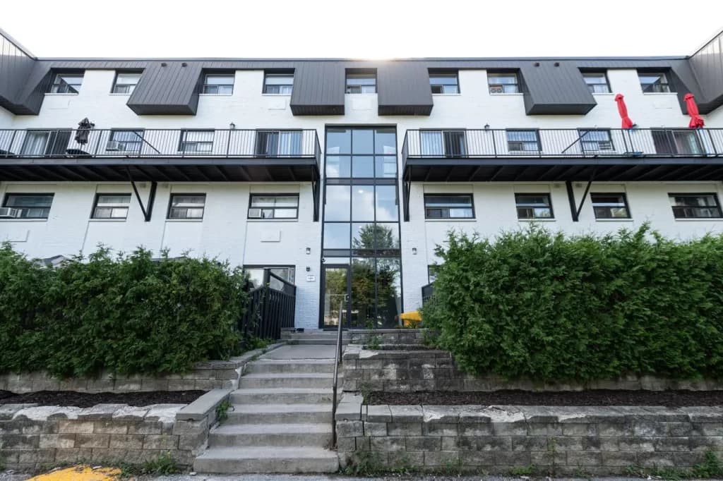 Laurentian — 3 Bedrooms - Photo 12