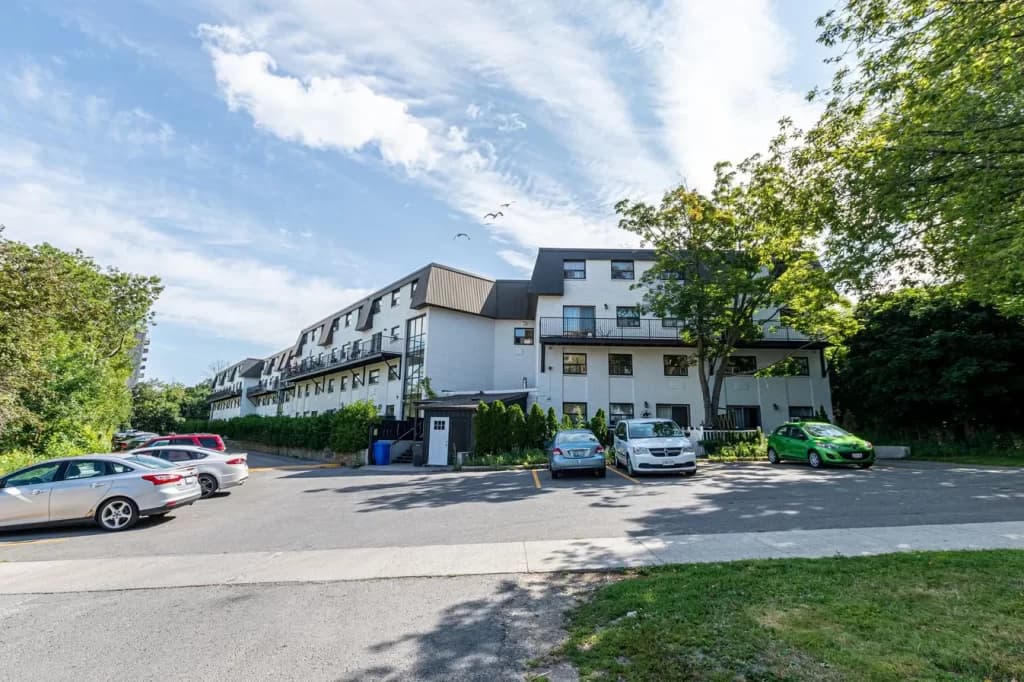 Laurentian — 3 Bedrooms - Photo 14