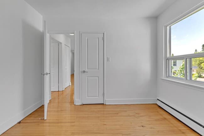 389-401 Yonge Street Apartments — 2 Bedrooms - Photo 3