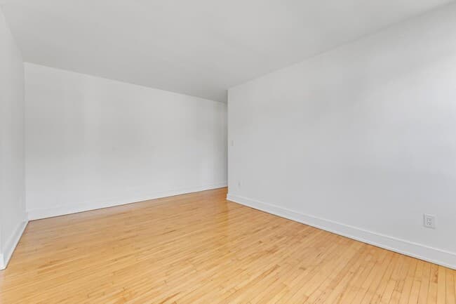 389-401 Yonge Street Apartments — 2 Bedrooms - Photo 4