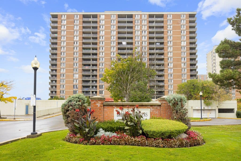 Brampton Towers — 1 Bedroom - Photo 2