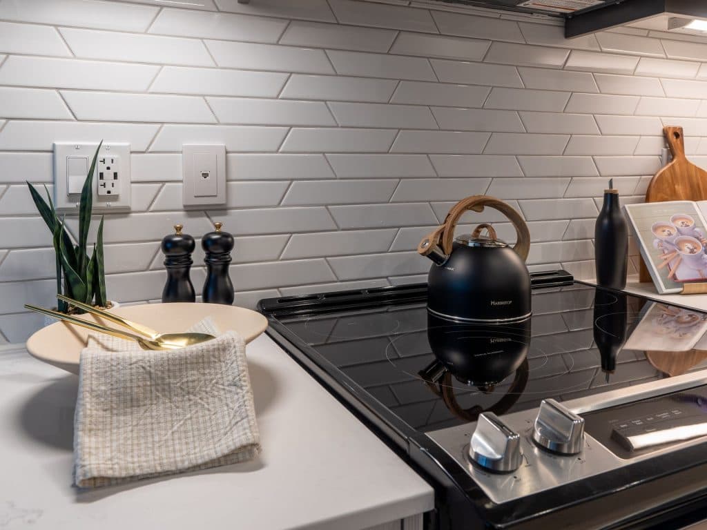 Shoreview — Bachelor (Studio) - Photo 22